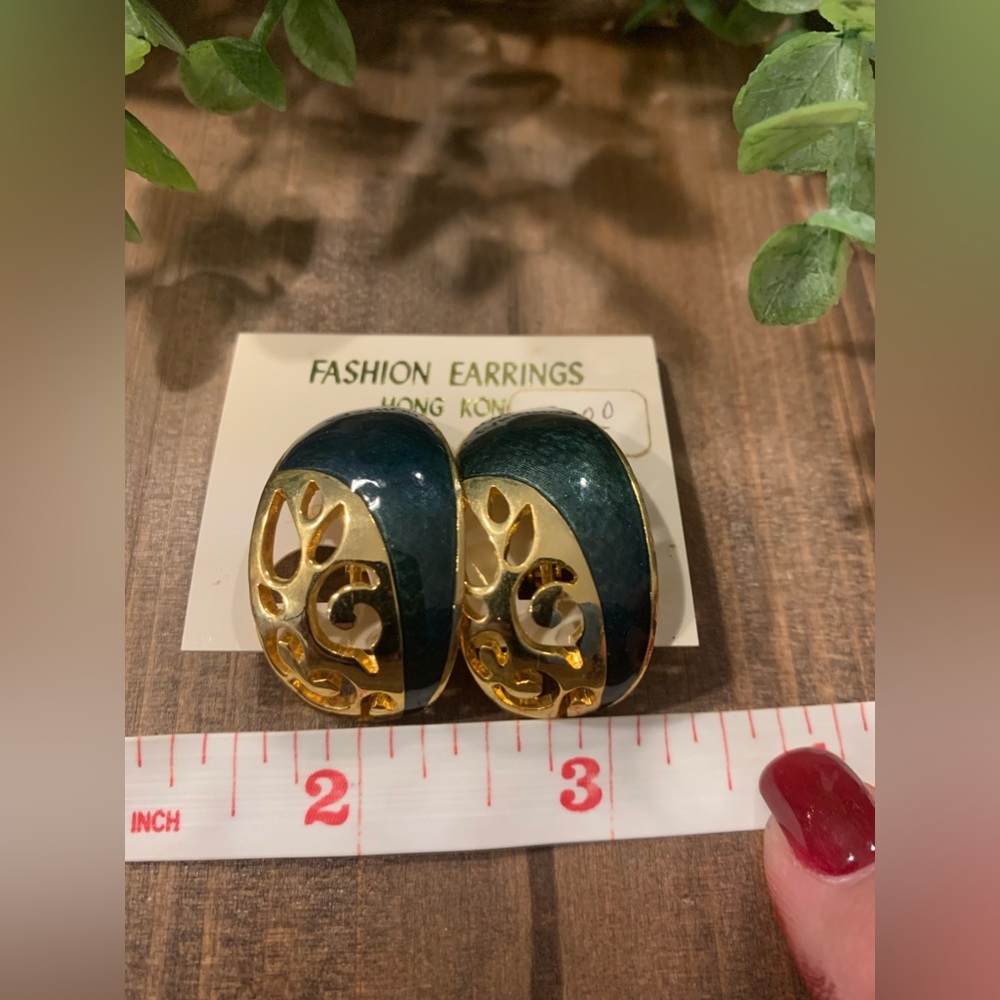 Vintage Clip On Earrings - Picture 4 of 4